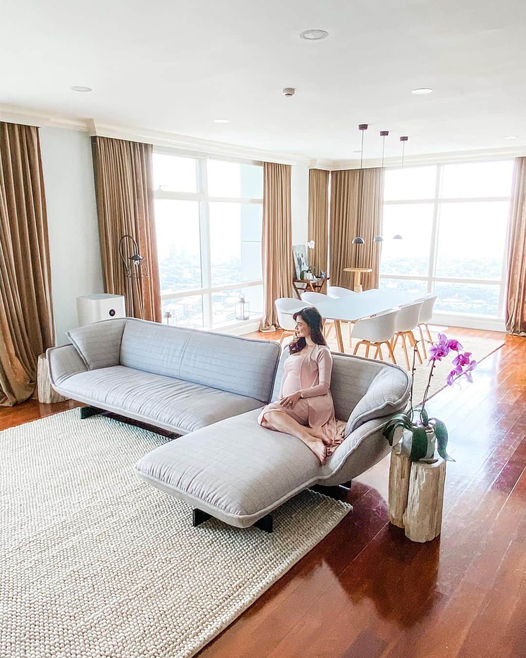 アン・カーティスのインスタグラム：「What nesting season has done. All of a sudden, I just wanted everything to be clean and minimal. Can other mum’s relate? It just happened overnight. 😂 Thankful I found what I was looking for at @casabellaph. Fell in love with this @cassinaofficial sofa instantly. Thank you @rossyrojales @hurraydesign_ for helping me and understanding the craziness of wanting everything to happen instantly 😂🤰🏻」