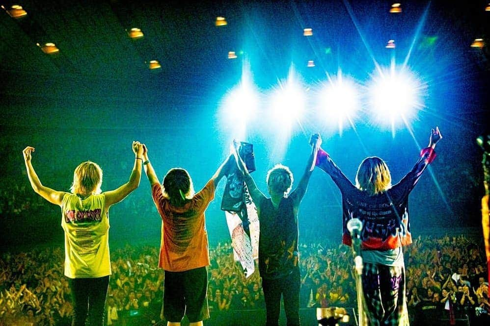 ONE OK ROCK WORLDさんのインスタグラム写真 - (ONE OK ROCK WORLDInstagram)「EYE OF THE STORM JAPAN TOUR 2019-2020 三重,三重県営サンアリーナ(2日目)  _ @10969taka 三重2日目！本当に最高でした！このツアーで1番！！^_^ ありがとう！また必ず会いましょう！ @oneokrockofficial @hamanokazushi  Mie second day!  It was really great!  No.1 in this tour! ! ^ _ ^ Thank you!  We will definitely meet again!  @oneokrockofficial @hamanokazushi  _ @toru_10969 あぁ〜楽しすぎた、、、素晴らしい2日間をありがとう！ また戻ってくるからそん時はよろしくやで🙌　📸 @hamanokazushi  Ah ~ it was too much fun, thanks for the wonderful 2 days! We'll be back again, see you then🙌　📸  @hamanokazushi  _ @tomo_10969 三重2日目🔥  こんなにも暖かく迎えてもらえるとは、、、感謝してもしきれません。 忘れられない思い出ができました。必ず戻ってきます✨🕊 ありがとう。  @hamanokazushi 📸  #そこまで悪くないと思ってたのになあ  #まあむ  Mie Day 2🔥  Thank you so much that we were being so warmly welcomed. We created unforgettable memories together. I'll be back definitely. ✨🕊 Thank you. @hamanokazushi 📸 #そこまで悪くないと思ってたのになあ  #まあむ  _ @ryota_0809 三重ありがとう！！！ めちゃくちゃ楽しい気持ちにさせてくれたみんなに感謝😄 今回来てさらに三重好きになったわ！！ 次また会えるの楽しみにしてる😎  Photo by @hamanokazushi 📸  Thank you Mie! ! ! Thanks to everyone for making us feel so much fun😄 I came here this time and loved Mie! ! I'm looking forward to seeing you again next time.  Photo by @hamanokazushi 📸  #oneokrockofficial #10969taka #toru_10969 #tomo_10969 #ryota_0809 #fueledbyramen #eyeofthestorm #eyeofthestormjapantour20192020」12月22日 12時01分 - oneokrockworld