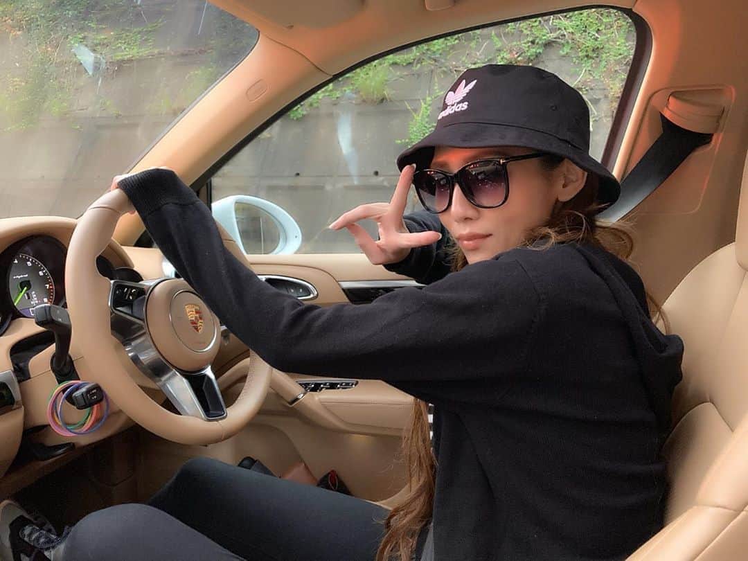 のインスタグラム：「. . なんでこんなに寒いんだ〜😭💦 もっと寒くなるんだよね… なぜかきりたんぽが食べたい😋 味がわからないから作れないけどww . . #シングルマザー #シンママ #シンママライフ#ママコーデ #ママコーディネート #モノトーンコーデ #キャップ女子 #アディダス #ポルシェカイエン #カイエンハイブリッド #車好きな人と繋がりたい #車好き女子 #momlife #momfashion #offwhite #zara #porschecayenne #cayenneehybrid #car #monotone #ootd #outfit #패션 #아웃핏 #메이크업 #오오티디」