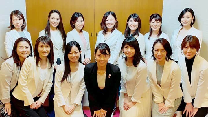 女子アナ47のインスタグラム：「弊社株式会社Cheeringならびに女子アナ47総会　懇親会でした♪  2019年の振り返りと2020年の計画の共有でした。  ワークの時間では、それぞれ個人でどの分野を担当するか、どんなことに挑戦したいかの決意表明をしました！ お一人お一人のコメントに心打たれ、また我々はポテンシャル半端ないなと改めて実感した総会。  ホテルで総会できるようになったのも、2019年のみんなで勝ち取った成功があるから。  子連れでも参加できる総会は、我々の理想的な形です。子どもと共に育む会社でありたい。  その他全国のメンバーには後日動画で共有します。最初は10名程度で始まった女子アナ47も、現在選りすぐりの70名へ。  来年のプロジェクトは大掛かりなので、メンバーも年明けに面談会行います！全国のメンバーがその土地にいながらにして活動できるのが女子アナ47の特徴です。  スキルもお人柄も最高の人財ばかり。  2020年は大飛躍の1年が待っています。一緒に歴史の1ページを作ってくださるアナウンサー募集！随時応募フォームより受け付けてます^ ^  2020年はオリンピックのお仕事や羽田マルシェ第2,第3弾が待っています。  アナウンサーのチカラで地方を元気にします！！ そして女性のパワーで、日本の女性をサポートしていきます！  選挙の公約みたいになってるけど、設立当初から5年間これだけはブレずに変わらぬ想いで前に進んでいます。  メンバーたちだけでなく、たくさんの方からのお力添えもいただくと思いますが、常に新しいことに挑戦しながら2020年も邁進していきますので、  何卒、よろしくお願い申し上げます‼️ #女子アナ　#女子アナ47 #地方創生　#地方創生アナウンサー #フリーアナウンサー　#アナウンサー　#総会　#cheering #チアリング　#経営者　#起業女子 #起業ママ #起業家女子 #起業家　#起業家ママ #地方活性化 #地方活性 #地方活性の達人 #社会貢献　#sdgs #東京オリンピック #東京オリンピック2020 　#ママアナウンサーズ」