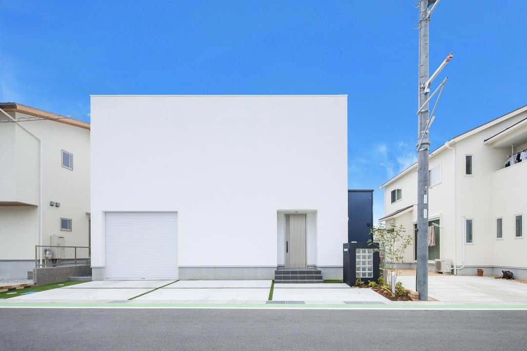 ルポハウス一級建築士事務所さんのインスタグラム写真 - (ルポハウス一級建築士事務所Instagram)「・ ・ ・ 色のトーンを合わせた、ホワイトの塗り壁とプラチナ色のドアの組み合わせ。 ・ シンプルな箱のフォルムでも、極みのホワイトで存在感たっぷりの外観デザインです。 ・ ・ ・ ルポハウスの施工事例をもっと見てみたい方は こちらまで☞ @reposhouse ・ #ルポハウス は#ちょっとかっこいい家 を"友人のために"という思いでつくっています。 ・ 一生に一度の#マイホーム。 「あなたにしかできない」×「ルポハウスだからできる」で、私たちだけの#家づくり を思いっきり楽しんでみませんか？！ ・ ・ ・ #家 #インテリア #住宅 #注文住宅  #ライフスタイル  #新築一戸建て #住まい #シンプルな暮らし #デザイナーズ住宅 #一級建築士事務所 #設計事務所 #myhome #house #instahouse  #滋賀 #大津 #草津 #栗東#外観デザイン #外観イメージ #白いお家 #塗り壁の家 #塗り壁」12月22日 11時57分 - reposhouse
