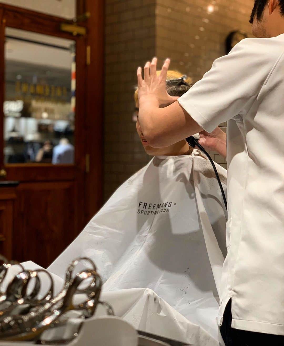 のインスタグラム：「FSC - DAIMARU SHINSAIBASHI BARBER💈  #fscosaka #fscdaimarushinsaibashi  #barbershop #barber #mensgrooming」