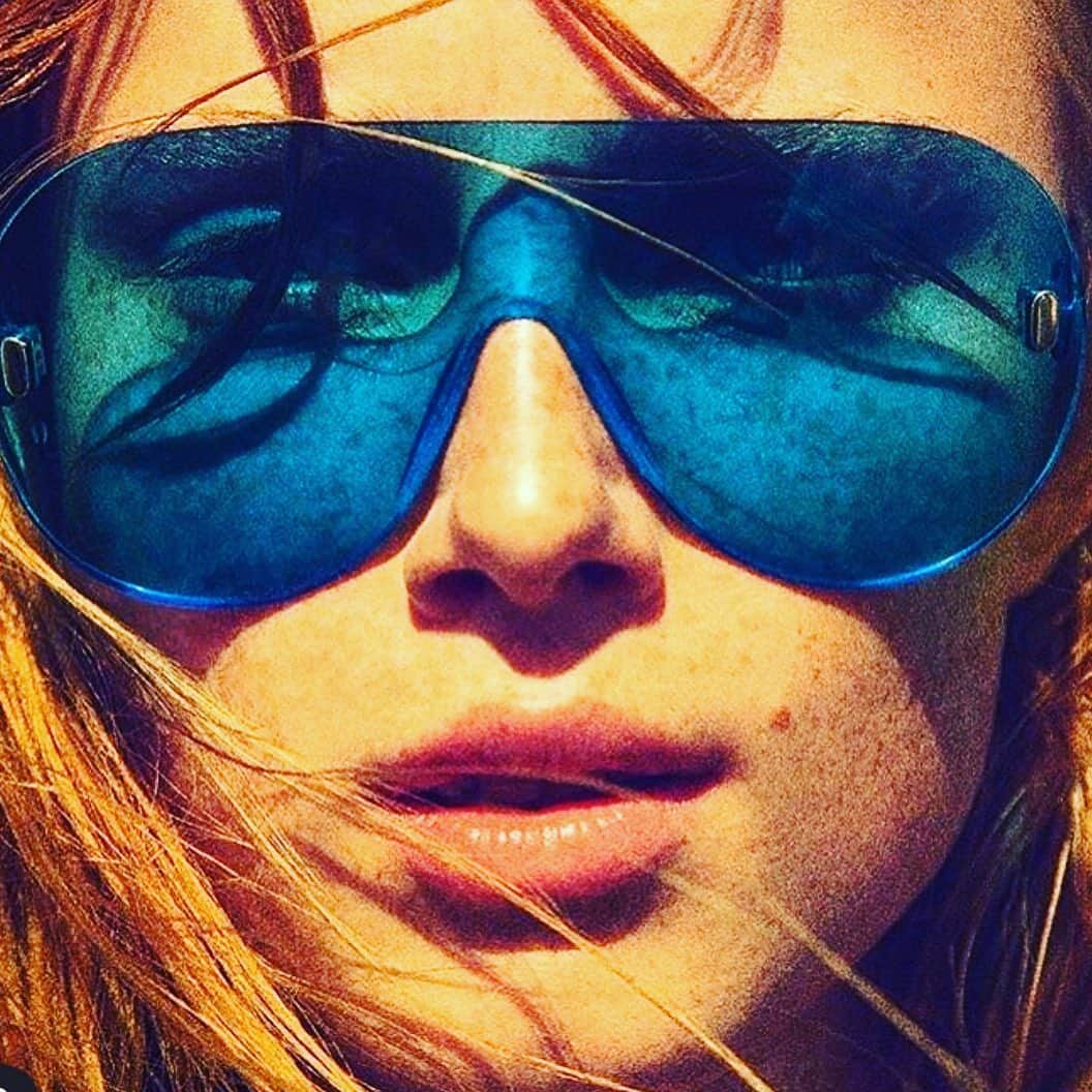 のインスタグラム：「Forecast: blue skies ahead. Going into 2020. @inezandvinoodh @britishvogue」