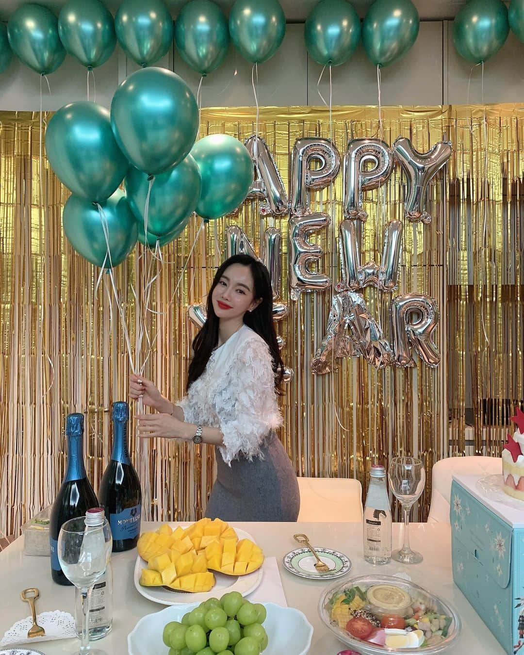 Hyemiさんのインスタグラム写真 - (HyemiInstagram)「즐거웠던 우리끼리 파티🥂 . 사진이 너무 많으니 일단 내사진 먼저 오늘 파자마 입고 파티했는데 사진 천장은 찍은거 같아요🙈🙈 주옥같은 사진이 아주 많음 ㅋㅋㅋㅋㅋㅋ . 예쁘게 세팅하느라 고생많았오 @ifyou_mind 💗」12月22日 3時10分 - hinzajoa