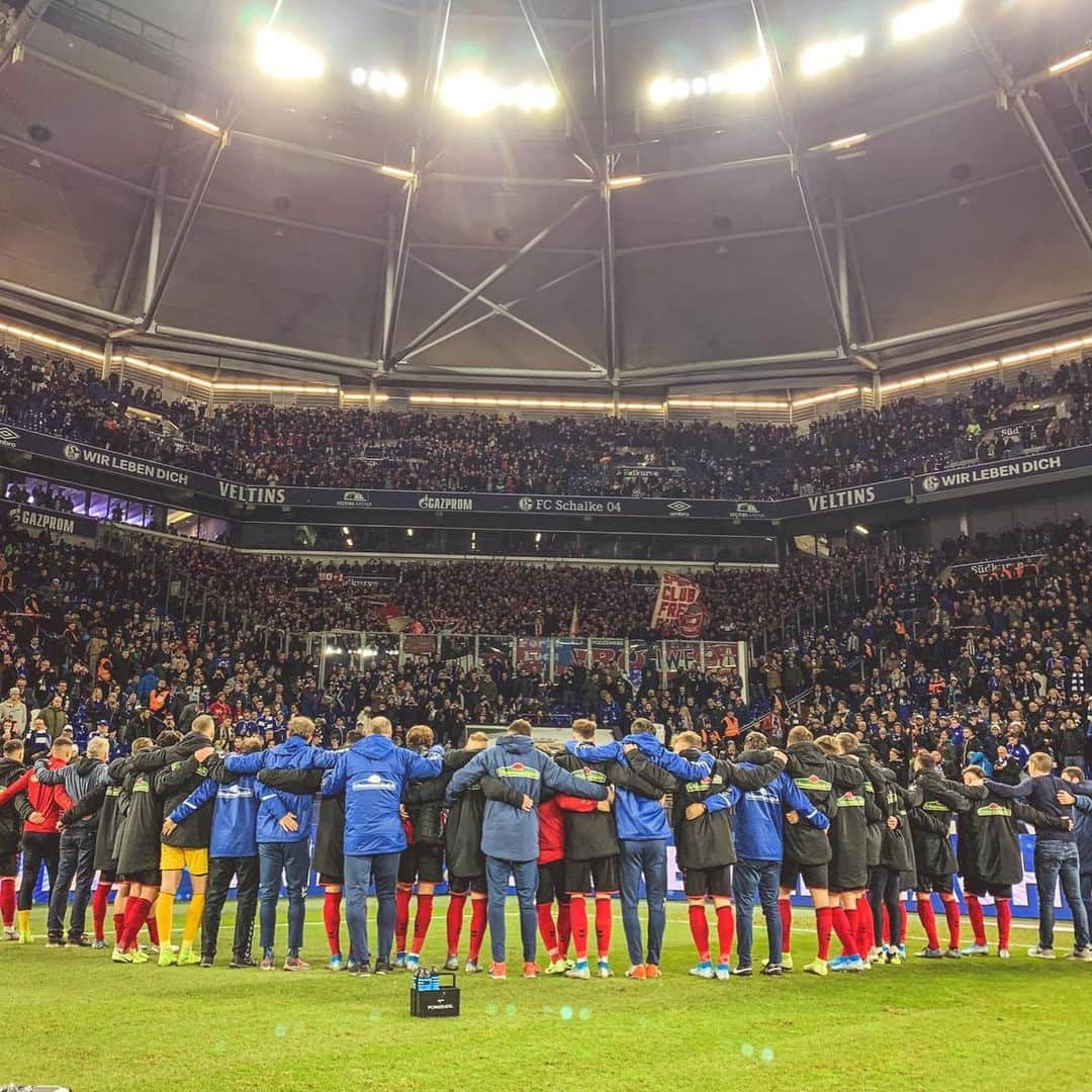 ドミニク・ハインツさんのインスタグラム写真 - (ドミニク・ハインツInstagram)「Einen Punkt auf Schalke zum Jahresabschluss! ☝⚽️ Danke für eure Unterstützung🔥 Gute Hinrunde @scfreiburg 🙌 Jetzt paar Tage erholen und 2020 geht es weiter 💪」12月22日 3時13分 - heintzi