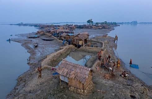 レオナルド・ディカプリオさんのインスタグラム写真 - (レオナルド・ディカプリオInstagram)「#Regram #RG @aljazeeraenglish: Bangladesh is one of the world's most vulnerable nations to the impacts of climate change. Millions of people in its southern coastal region face displacement due to rising sea levels and erratic weather conditions.⁠⠀ .⁠⠀ The South Asian nation of 160 million has endured 70 major storms between 1990 and 2018, making it one of the regions worst affected by tropical storms.⁠⠀ .⁠⠀ Rural households across Bangladesh are spending a staggering 158 billion taka ($2bn) a year on repairing the damage caused by climate change and on preventive measures, according to a new report.⁠⠀ .⁠⠀ 🔗 Tap the link in @aljazeeraenglish profile for the full story. ⁠⠀ .⁠⠀ #Bangladesh #Environment #ClimateChange #SouthAsia #Poverty #migration⁠⠀ .⁠⠀ |📸 Photos: @auniket for Al Jazeera English |」12月22日 3時14分 - leonardodicaprio