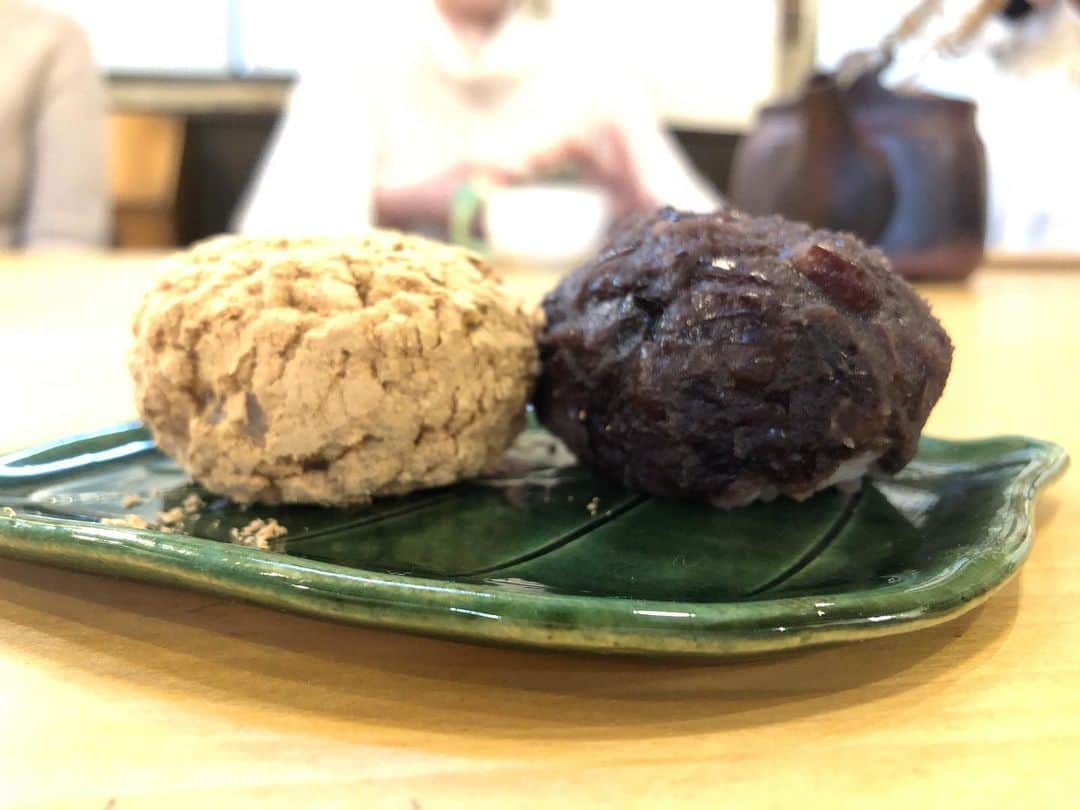 土井コマキのインスタグラム：「おはぎを包む体験付きお話会に行った。想う壺ツアーin小豆島のときに、和菓子を作ってくれた、aoiちゃんに久しぶりに会えて凄く嬉しかった。aoiちゃんのおやつも買えた。」