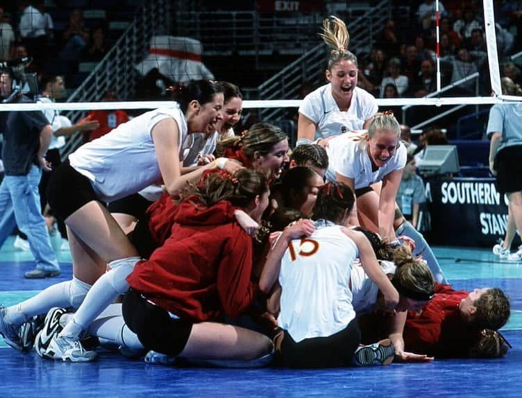 エイプリル・ロスさんのインスタグラム写真 - (エイプリル・ロスInstagram)「I’ll take any excuse to shamelessly throw it back to that time we upset Stanford in the National Championship ✌🏼😜 One of the raddest feelings ever! I loved that journey so much and still have so much love for all these girls! Promise I’m in that dog-pile somewhere 😉 ⠀⠀ Excited for what the teams in the Championship get to experience tonight! Who you got?? ⠀⠀ 📷: @ncaa」12月22日 3時25分 - aprilrossbeach