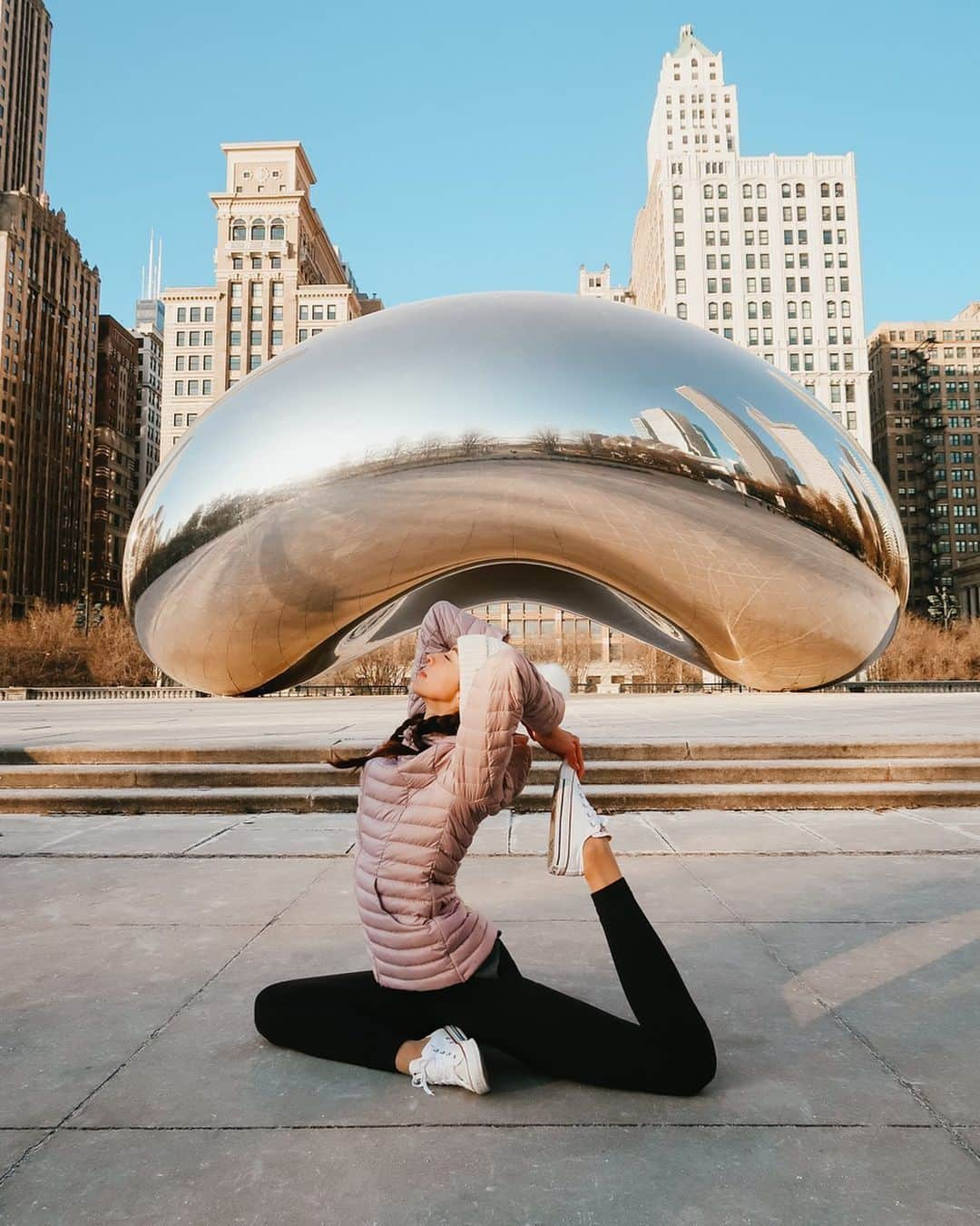 ALEXAさんのインスタグラム写真 - (ALEXAInstagram)「❄️it’s Chi-town this Christmas for me!⛄️I got a frost bite on my butt cheeks taking this photo but no regrets😍 There is something refreshing in doing yoga in the real winter weather too✨🎄」12月22日 3時22分 - alexa_luczak