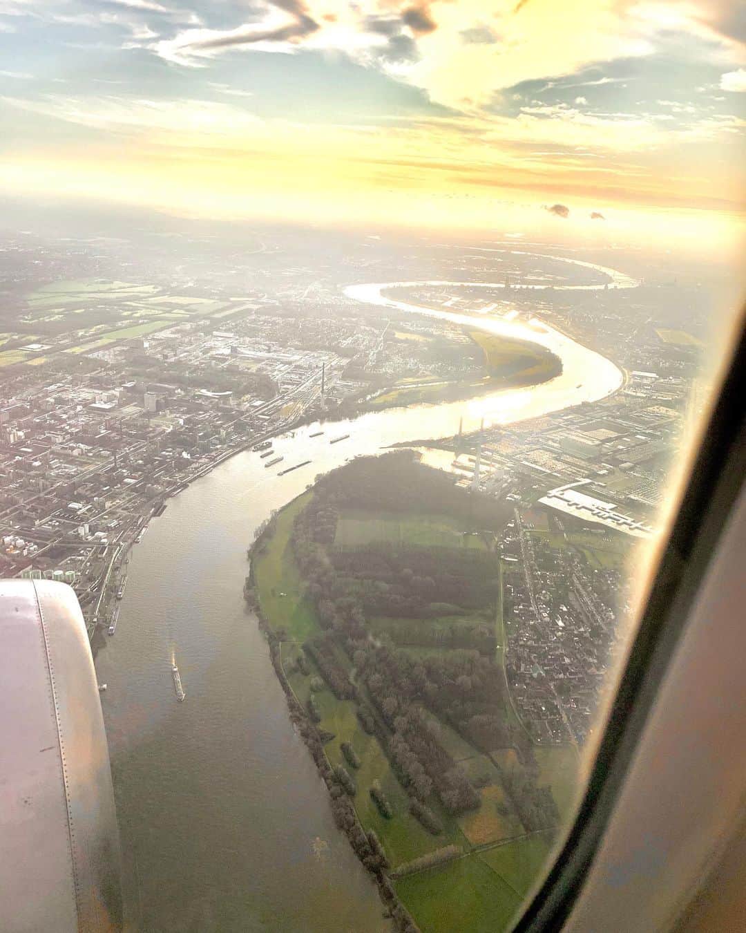 デイヴィッド・ギャレットさんのインスタグラム写真 - (デイヴィッド・ギャレットInstagram)「Did a short trip to Cologne today - River Rhine! 😊 #davidgarrett #cologne #rhine」12月22日 3時23分 - davidgarrettinsta