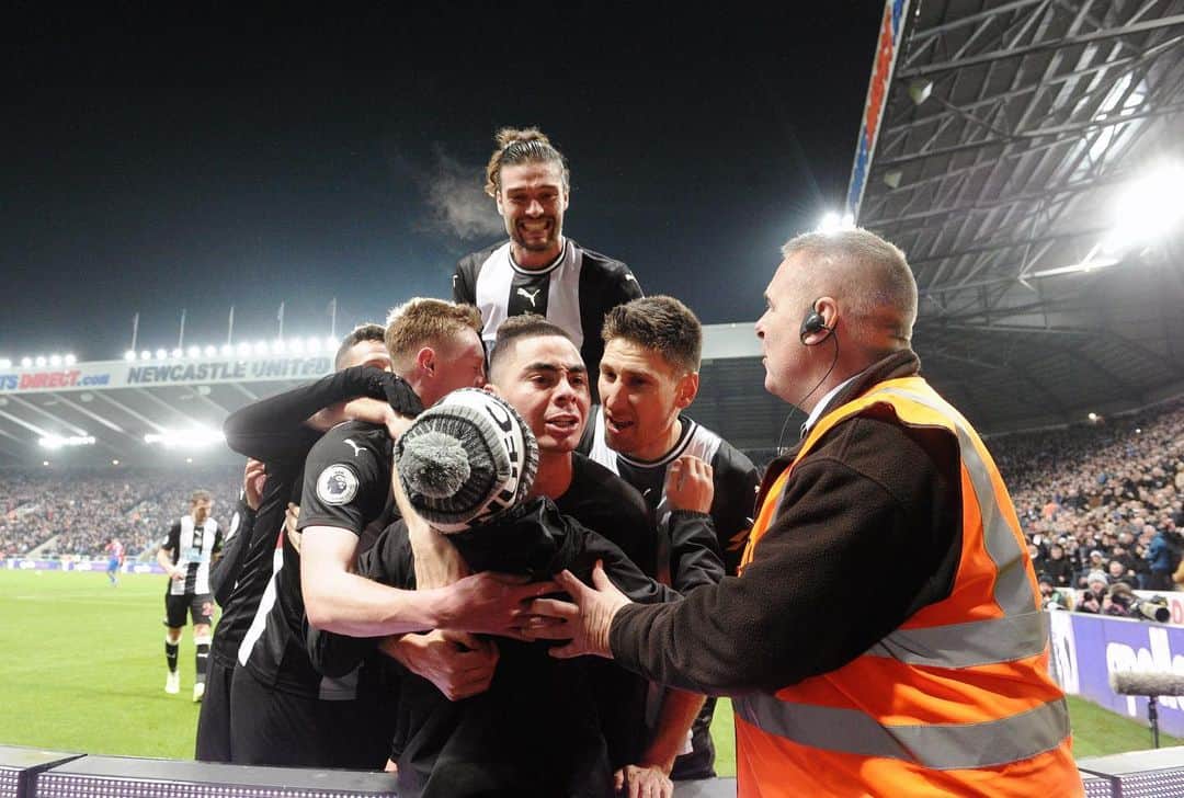 フェデリコ・フェルナンデスのインスタグラム：「We keep the positive run at home. Congrats to @miguel_almiron for the goal and all the team for the effort.  Thanks for the support and Merry Christmas 🎄 @nufc」