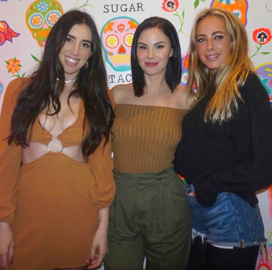 ジェイド・ニコルのインスタグラム：「I am so thankful to work with such extraordinary women. To have such strong and passionate people to help share in my vision and truely make a difference in the world with @sugartaco !! 2020 holds so many amazing things for the brand and for all of us and I can’t wait to get started!!! What are some of your goals for 2020!? Share in the comments so it’s real!! Let’s go!! #2020 #goals #resolutions #womenempowerment #womensupportingwomen #womeninbusiness」