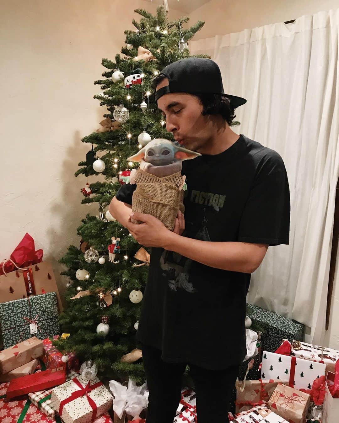 ヴィック・フエンテスのインスタグラム：「...Holy infant so tender and mild 🎄」