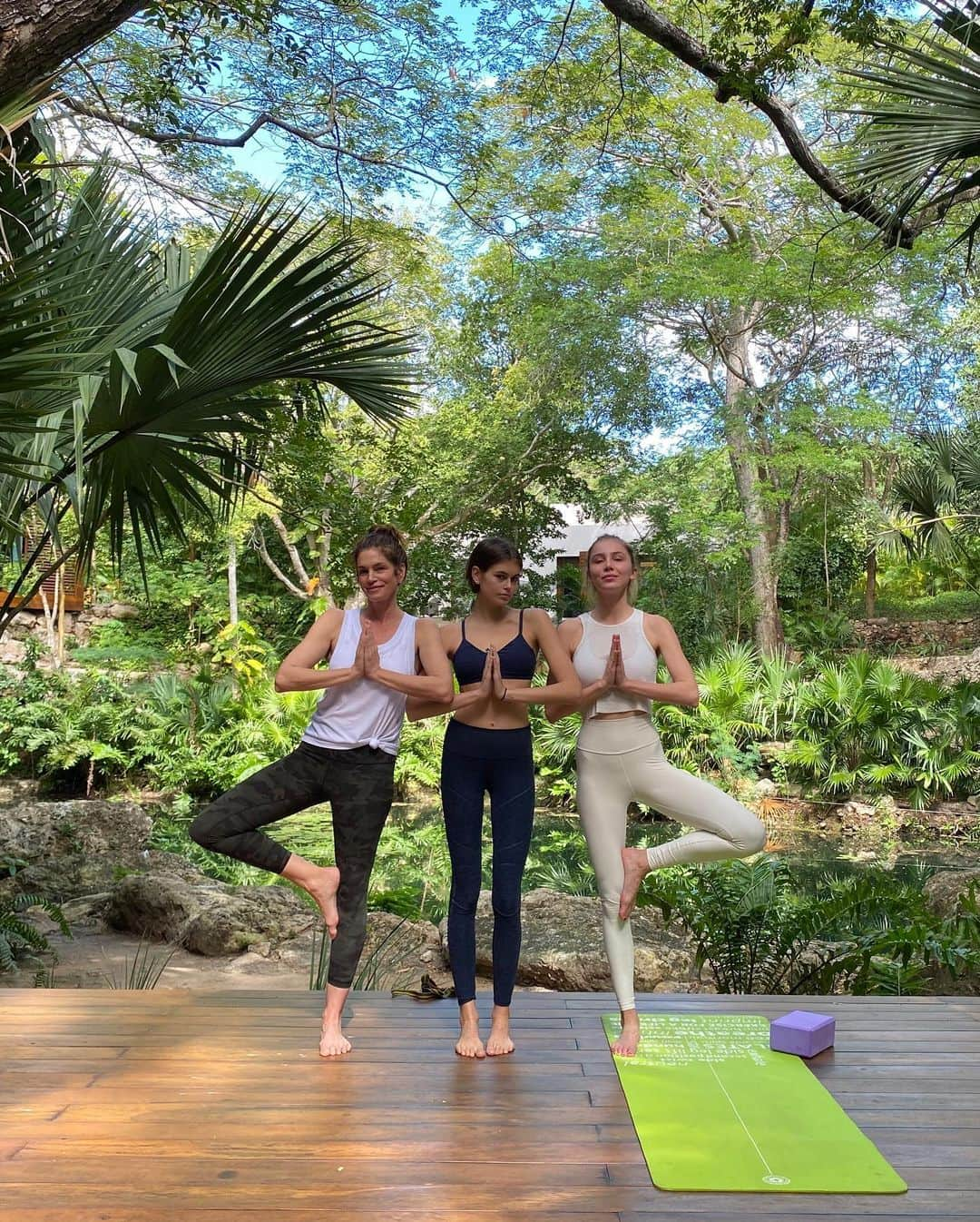 シンディ・クロフォードさんのインスタグラム写真 - (シンディ・クロフォードInstagram)「Pre-holiday wellness retreat! No phones, no problem 💚」12月22日 3時48分 - cindycrawford