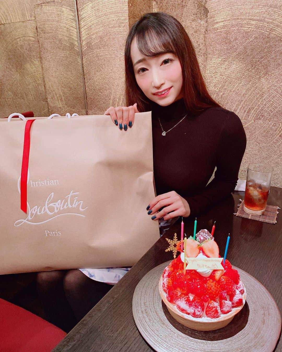 蓮実クレアさんのインスタグラム写真 - (蓮実クレアInstagram)「事務所のみんなに少し遅めのお誕生日祝い していただきました✨ オーナーからの誕プレ  大切にします(  ˊ꒳ˋ )  #蓮実クレア #ケーキのネームプレートのふにゃっとした猫が地味にツボ」12月22日 4時00分 - hasumi_kurea