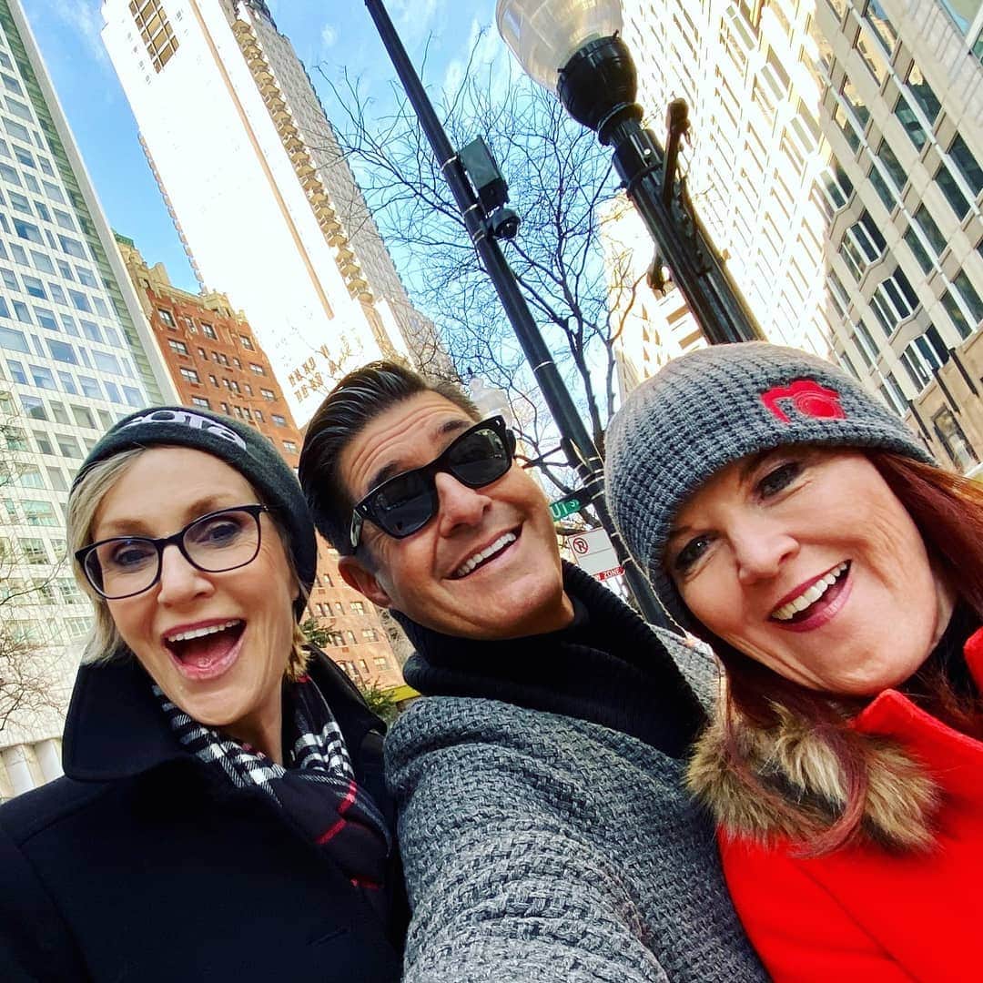 ジェーン・リンチさんのインスタグラム写真 - (ジェーン・リンチInstagram)「We three. In Chicago. Swingin' Little Christmas Tour 2019. @loudmouthmuch @therealkateflannery」12月22日 4時00分 - janelynchofficial