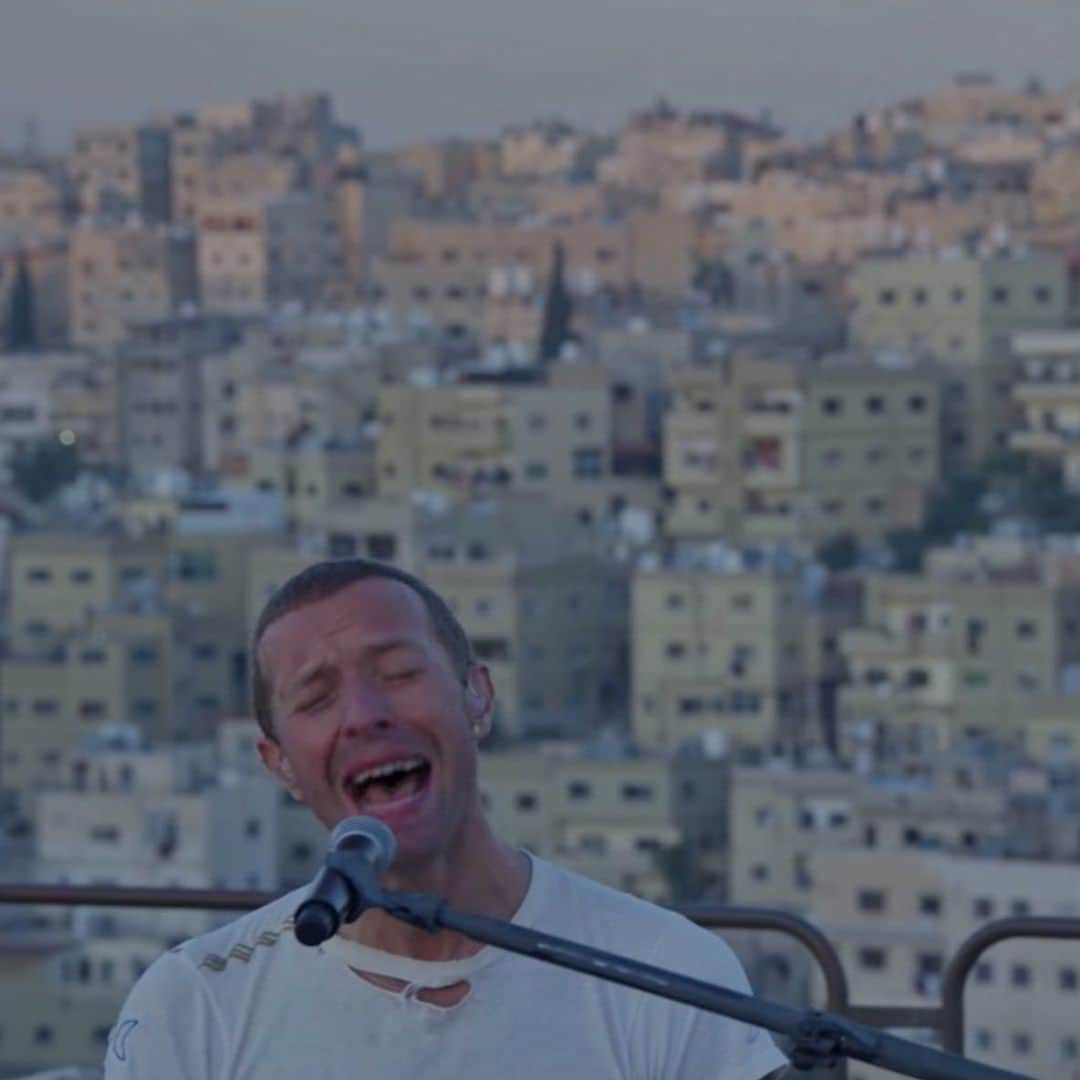 Coldplayのインスタグラム：「Everyday Life, Live In Jordan. Watch now on YouTube (via swipe up in Stories). #EverydayLife #Coldplay 🌙☀️」