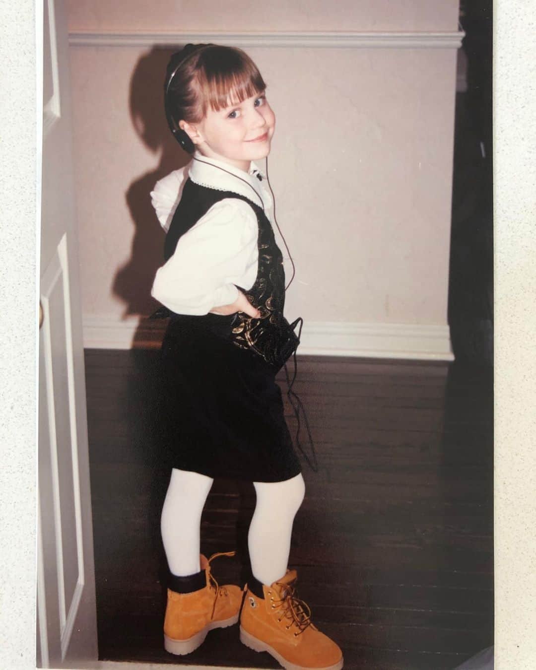 テッサ・ヴァーチュさんのインスタグラム写真 - (テッサ・ヴァーチュInstagram)「Aside from my Jenny Gymnast doll, these construction boots were my favourite Christmas present ever. Admittedly, I wasn’t enthralled when I opened the box ... but ultimately, I wore them with everything ➡️🤣 #timberland」12月22日 3時58分 - tessavirtue17