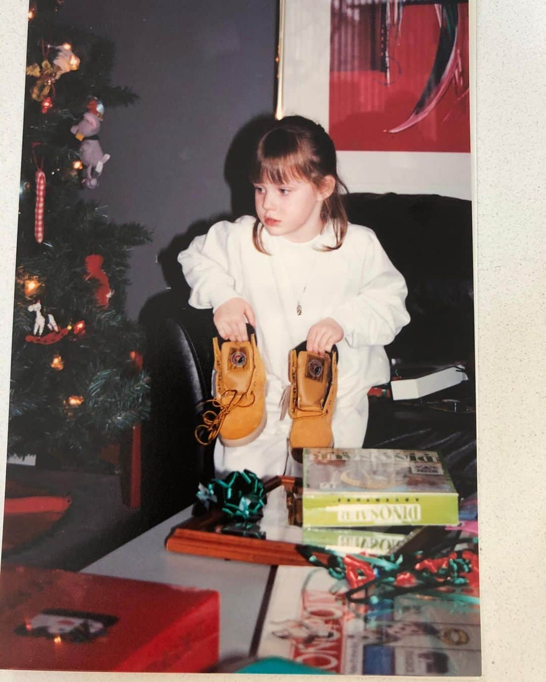 テッサ・ヴァーチュさんのインスタグラム写真 - (テッサ・ヴァーチュInstagram)「Aside from my Jenny Gymnast doll, these construction boots were my favourite Christmas present ever. Admittedly, I wasn’t enthralled when I opened the box ... but ultimately, I wore them with everything ➡️🤣 #timberland」12月22日 3時58分 - tessavirtue17