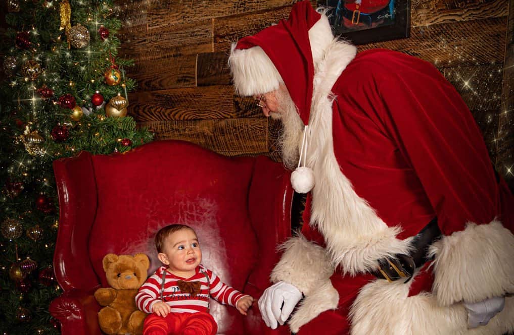 ディーナ・ニコール・コルテーゼのインスタグラム：「CJ was NOT feeling Santa at first 😂 thank you @magicalencounters for having us and capturing such great shots of CJ 🎄🎅🏽 #santa #firstchristmas #magicalencounters」