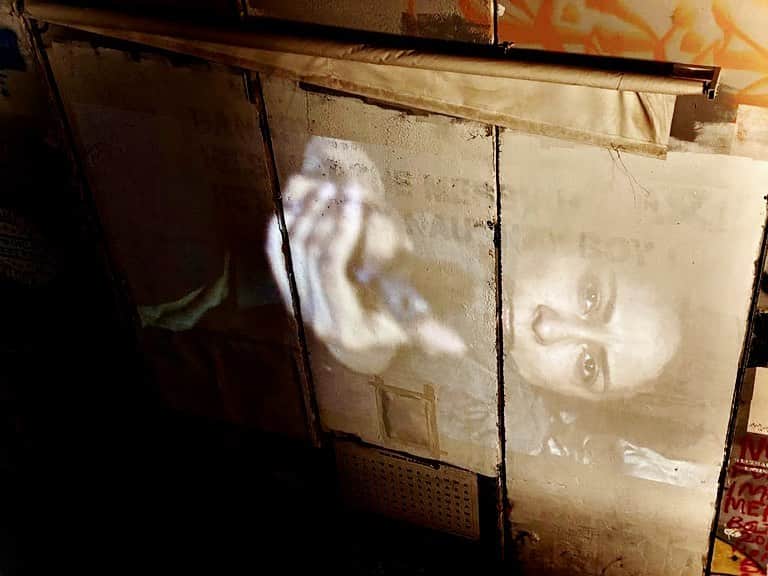ヤスミン・アル＝マスリーさんのインスタグラム写真 - (ヤスミン・アル＝マスリーInstagram)「To defy walls .. All kind of walls with stories about love.. family.. survival.. motherhood.. resilience.. no wall can stand in front of all that.. seeing our @refugeeshort_official screened from Banksy’s @walledoffhotel in Bethlehem.. Thank you #brandtandersen for telling stories that can change people’s lives by changing their hearts.. thank you @banksy for being who you, for separating your self from your art so that the message and purpose live eternally and not the man.. #art #films #stories #life #purpose #socialimpact #humanrights #walls #life #love .. #refugees ..」12月22日 4時22分 - jazmasri
