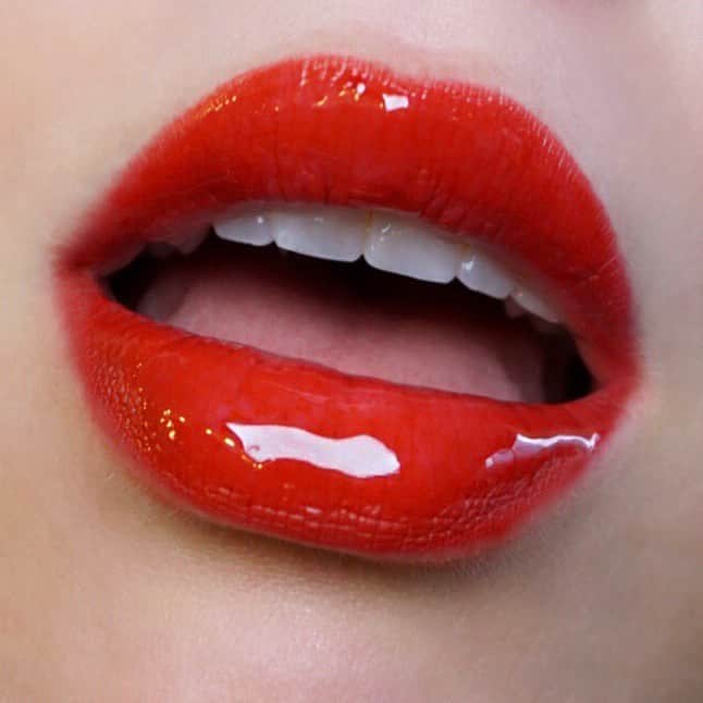 ボビイブラウンさんのインスタグラム写真 - (ボビイブラウンInstagram)「Do you like your red lip matte or glossy? Comment 💋for matte and 💄for glossy.  @cygmakeup wears Luxe Matte Lip Color in On Fire for the matte look and adds Crystal Lip Gloss for the glossy look.  #bobbibrown #luxelip #promua #redlip #holidaymakeup #mattelip #glossylip #boldlip #motd #makeupinspo」12月22日 4時43分 - bobbibrown