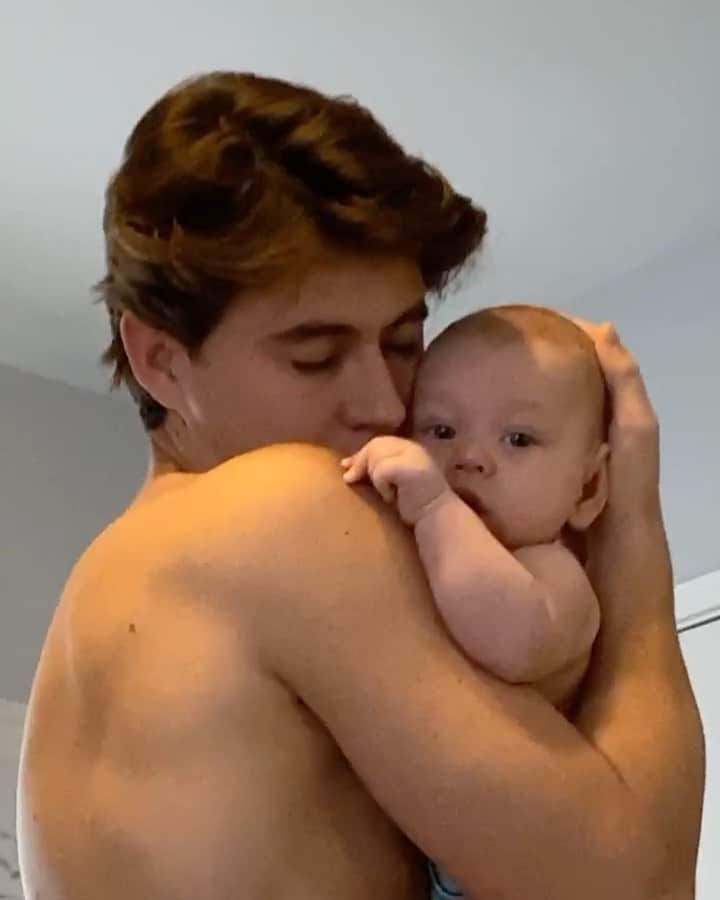 ナッシュ・グリアのインスタグラム：「Best way to start the day 🥰」