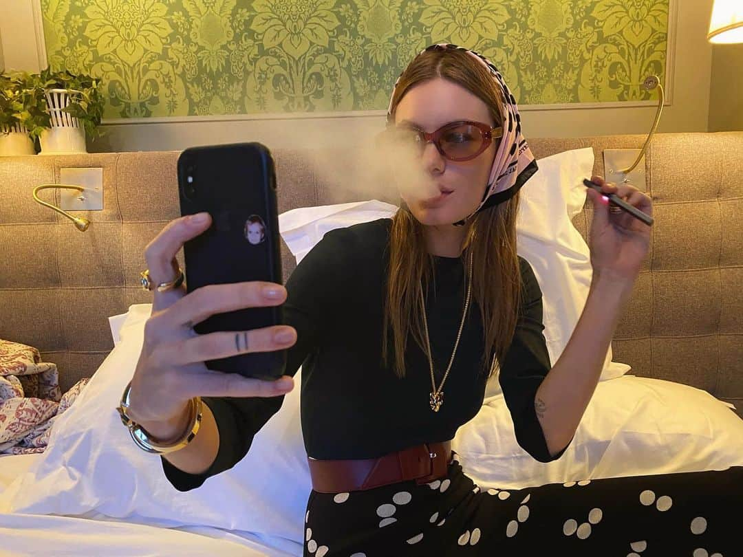 カミラ・ロウさんのインスタグラム写真 - (カミラ・ロウInstagram)「“Just writing down my NY resolutions real quick, give me a sec”  1. Quit the juul 2.」12月22日 4時53分 - fingermonkey