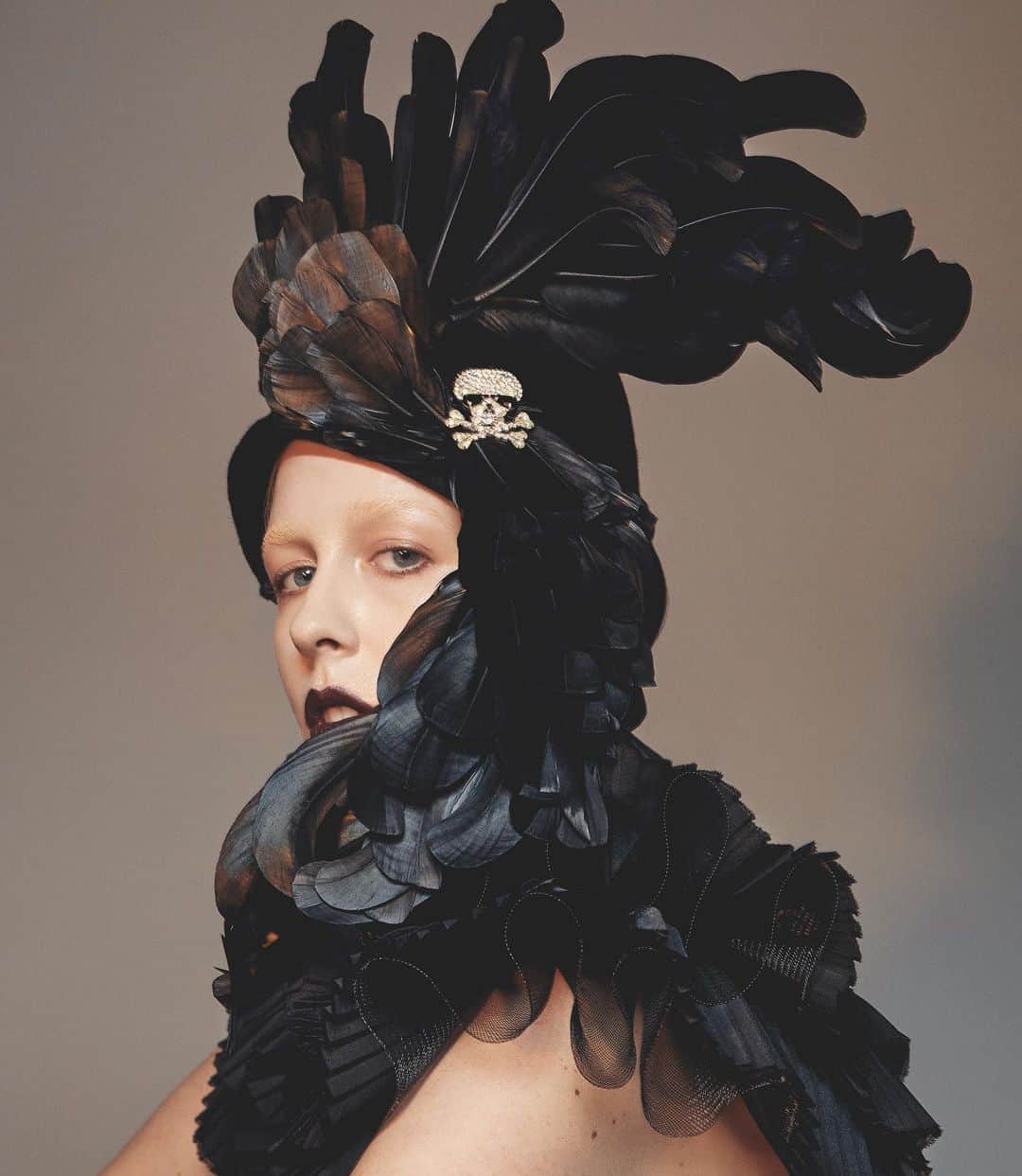 アリー・エックスのインスタグラム：「An Isabella Blow inspired look for my @dresstokillmagazine cover 🖤 Tap for credits 🖤」