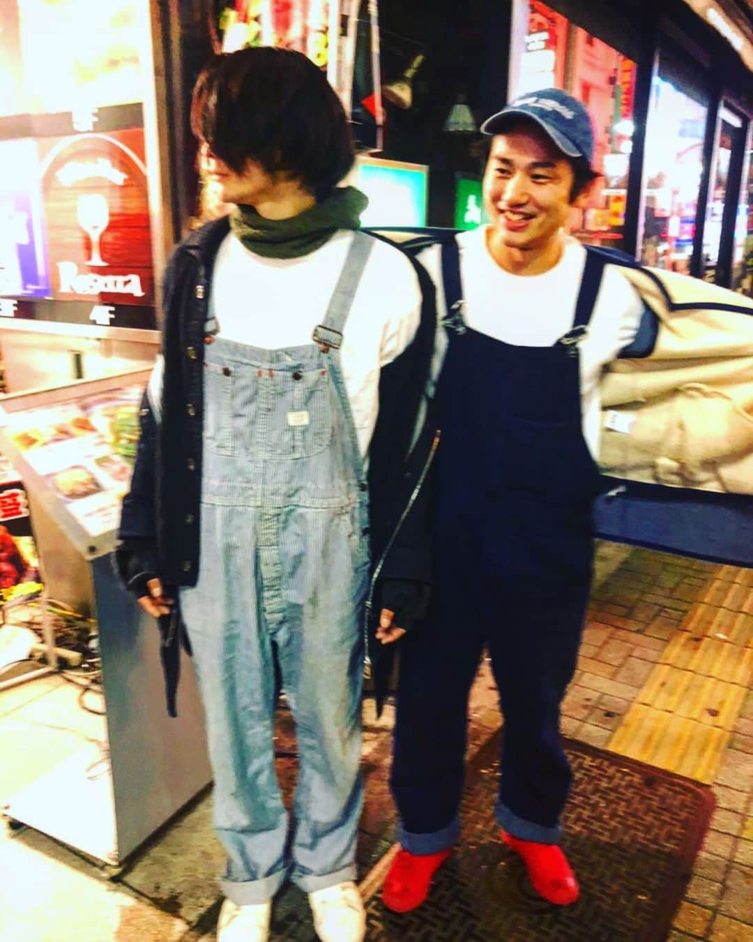 大迫一平のインスタグラム：「いやいや忘年会でオーバーオール被るかねの会 #仲良しWildの会 #植木のしょしょへい #嬉し恥ずかし30後半」