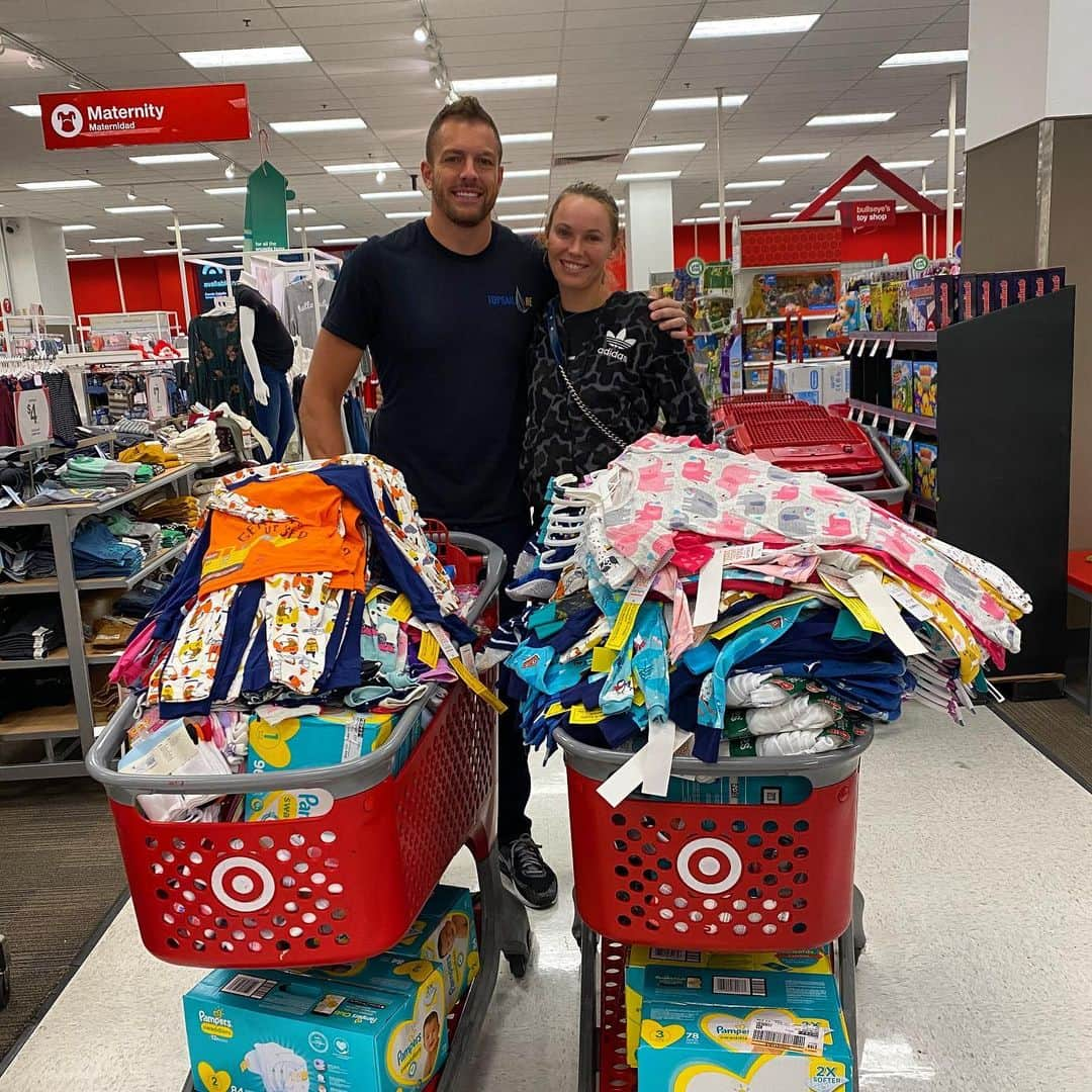 CarolineWozniackiさんのインスタグラム写真 - (CarolineWozniackiInstagram)「Our annual trip to Target to make sure the kids at @ChapmanPartnership have what they need this holiday season! One of our favorite Christmas traditions❤️🎄 Thanks to everyone who sent toys for the kids from our wish list. They will be so excited to receive them on Christmas Eve at the shelter!☺️」12月22日 4時59分 - carowozniacki