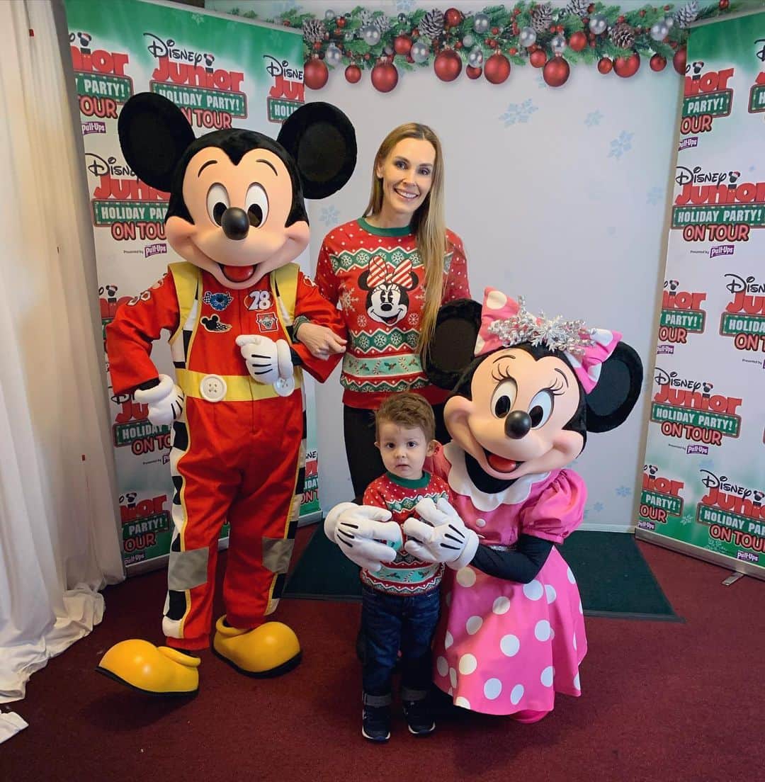 ターニャ・テイトさんのインスタグラム写真 - (ターニャ・テイトInstagram)「Hi Mickey Mouse & Minnie Mouse 🐭 🐭 great to meet them both before they start their @disneyjuniortour #disney #disneyjunior #minniemouse #mickeymouse #disneyjuniordanceparty #disneyjuniorholidayparty」12月22日 5時00分 - tanyatate