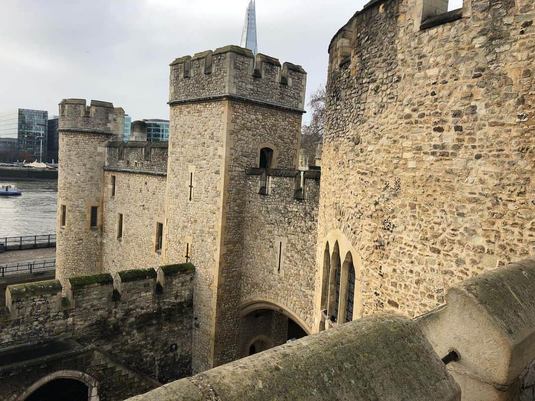 岡倫之さんのインスタグラム写真 - (岡倫之Instagram)「Memories of the Tower of London.  There are many good pictures and ten are not enough. #toweroflondon #GOK #GreatOKharn #UK #england #london #instagood #attractions  #overseaslife #britishlife #overseasscenery #britishscenery #beautifulview #オーカーン #英国 #イギリス #イングランド #ロンドン #海外生活  #イギリス生活 #海外の風景 #イギリスの風景  #景色綺麗 #観光名所  #ロンドン塔 #最高の思い出  #良い写真いっぱい  #10枚じゃ足りない  #この感動は写真じゃ伝わらない」12月22日 5時07分 - great_o_khan