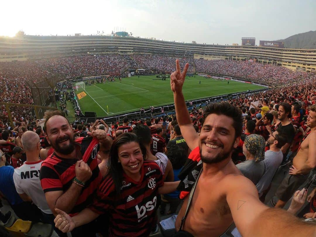 Bruno Gissoniさんのインスタグラム写真 - (Bruno GissoniInstagram)「Que ano lindo! ❤️ Que espetáculo!  Somos gigantes! esse é só o começo. Obrigado @flamengo 🔴⚫️」12月22日 5時13分 - brunogissoni