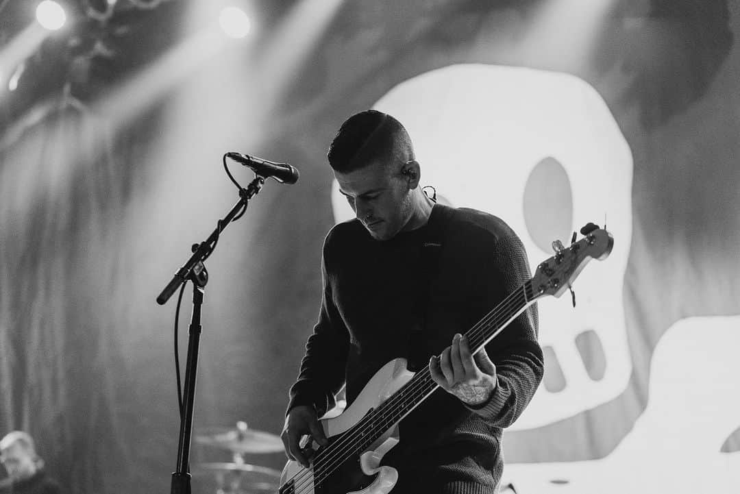ザッキー・ヴェンジェンスのインスタグラム：「Night 2! Who’s ready for the rock? 🤟🏻 #Chicago #houseofblues #alltimelow #letsgo #bass #nothingpersonal #5stringbass」