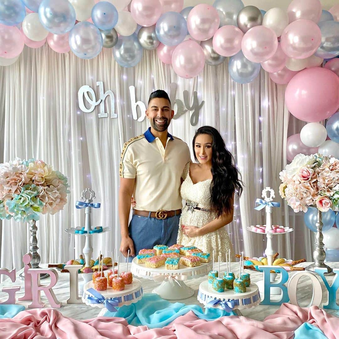 laurag_143のインスタグラム：「We are about to find out the gender of our baby 👶🏼 AHHHHHHHH!!! I’m so excited!!!! 💗💙💗💙💗💙 💗💙」