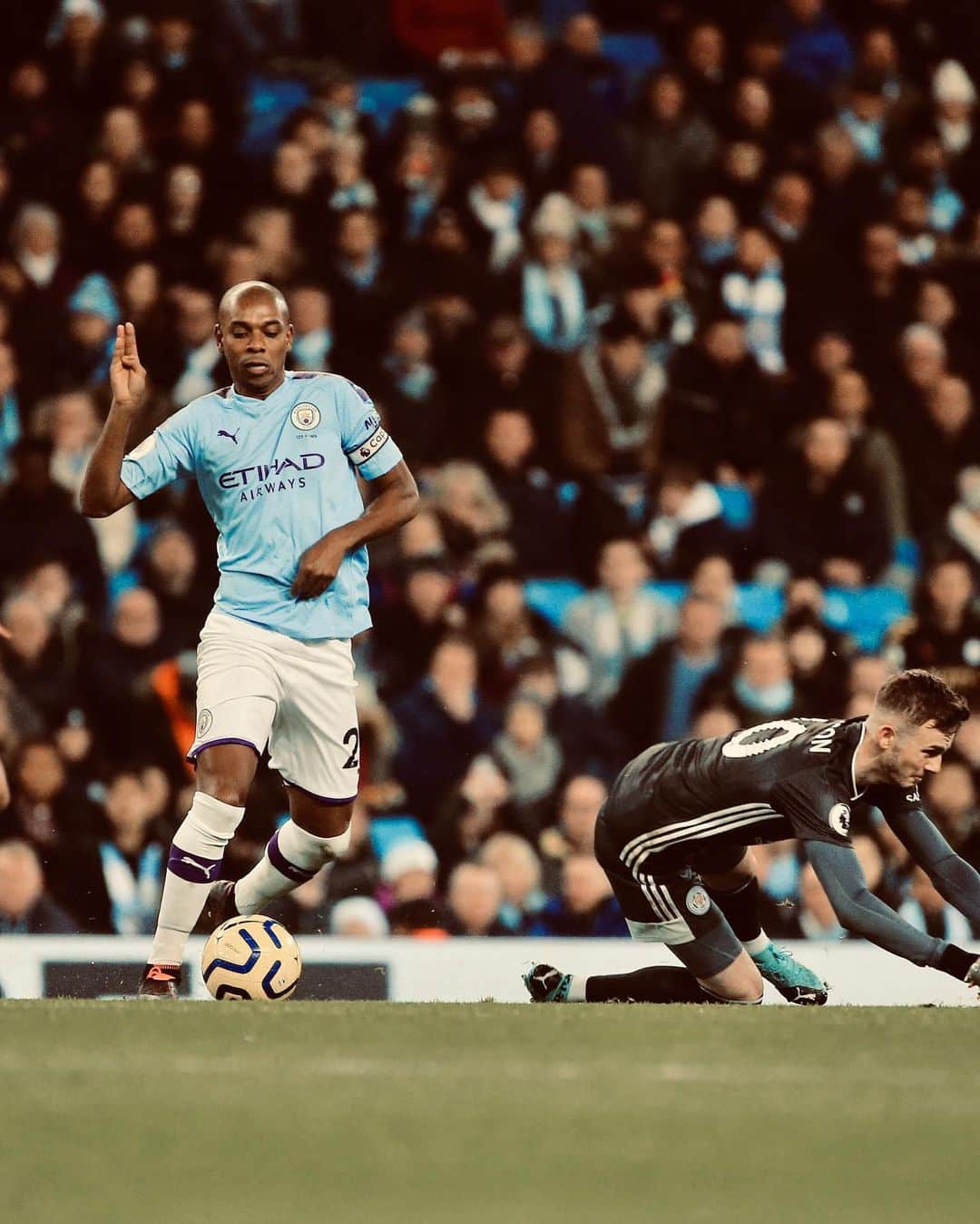 フェルナンジーニョさんのインスタグラム写真 - (フェルナンジーニョInstagram)「Another great victory and good performance. +3. 👊🏾💪🏾 #wearecity」12月22日 5時49分 - fernandinho