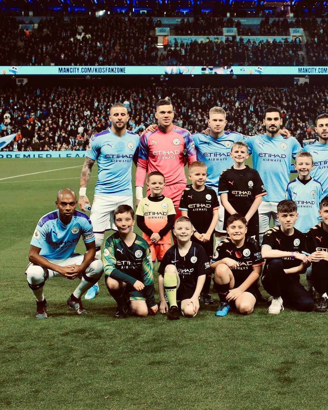 フェルナンジーニョのインスタグラム：「Another great victory and good performance. +3. 👊🏾💪🏾 #wearecity」