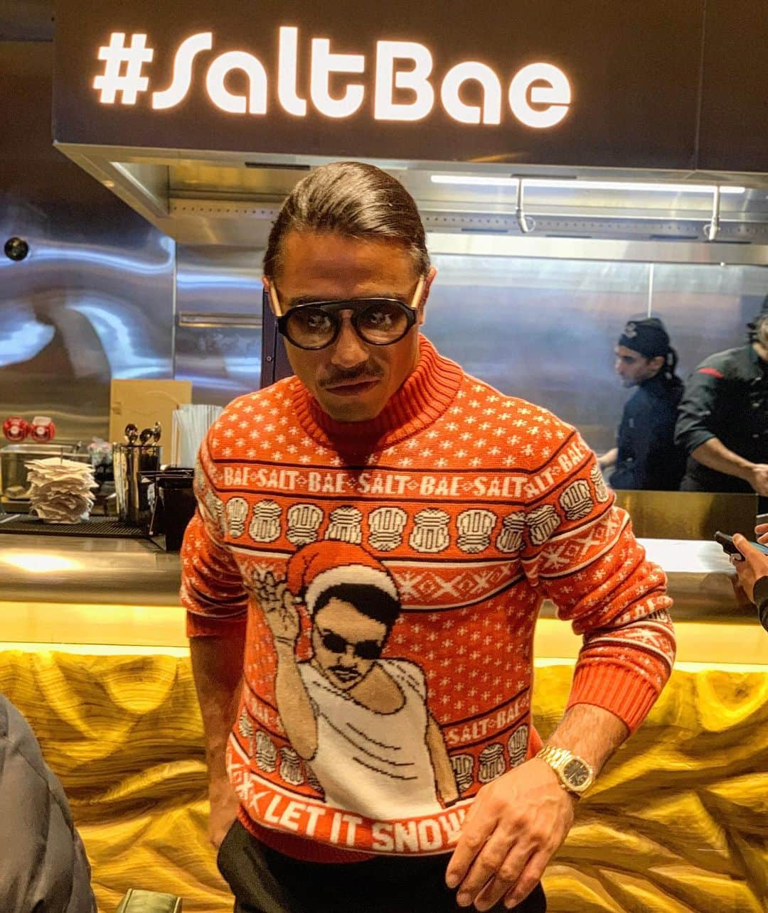 Saltbae（ヌスラット・ガネーシュ）さんのインスタグラム写真 - (Saltbae（ヌスラット・ガネーシュ）Instagram)「Name me another brand that serves more than 1000 guests at the opening day, no matter the city or country and without paid PR. Thank you all for making this happen.🙏 #saltbae #salt#saltlife」12月22日 5時52分 - nusr_et