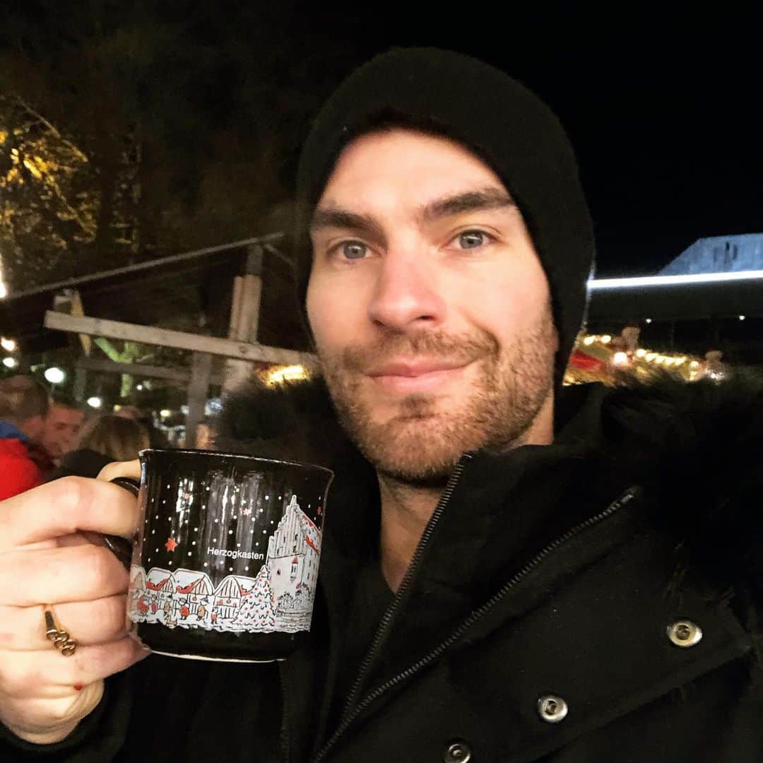エリック・ラドフォードのインスタグラム：「I don’t think there is a more ‘Christmasy’ place than a german Christmas market. Cheers from the Weinachtmarkt in Ingolstadt!  #weinachtsmarkt #germany🇩🇪 #christmas #deutschland」