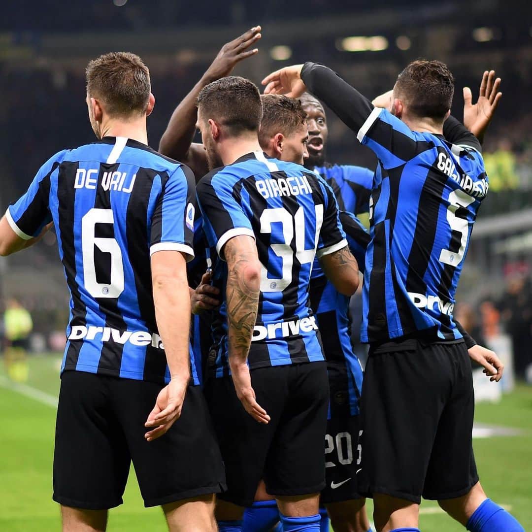 クリスティアーノ・ビラーギのインスタグラム：「Ora sì che passiamo un bel Natale! Primi in classifica! 1️⃣🎄 #forzainter #amala ⚫️🔵」