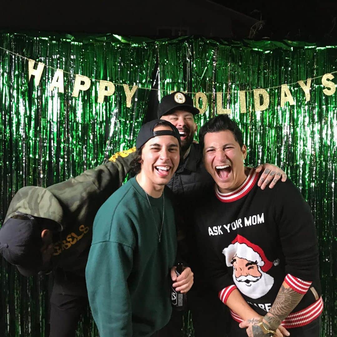 ピアス・ザ・ヴェイルのインスタグラム：「It’s a PTV XMAS 🎄❤️🎉🤘🎁」