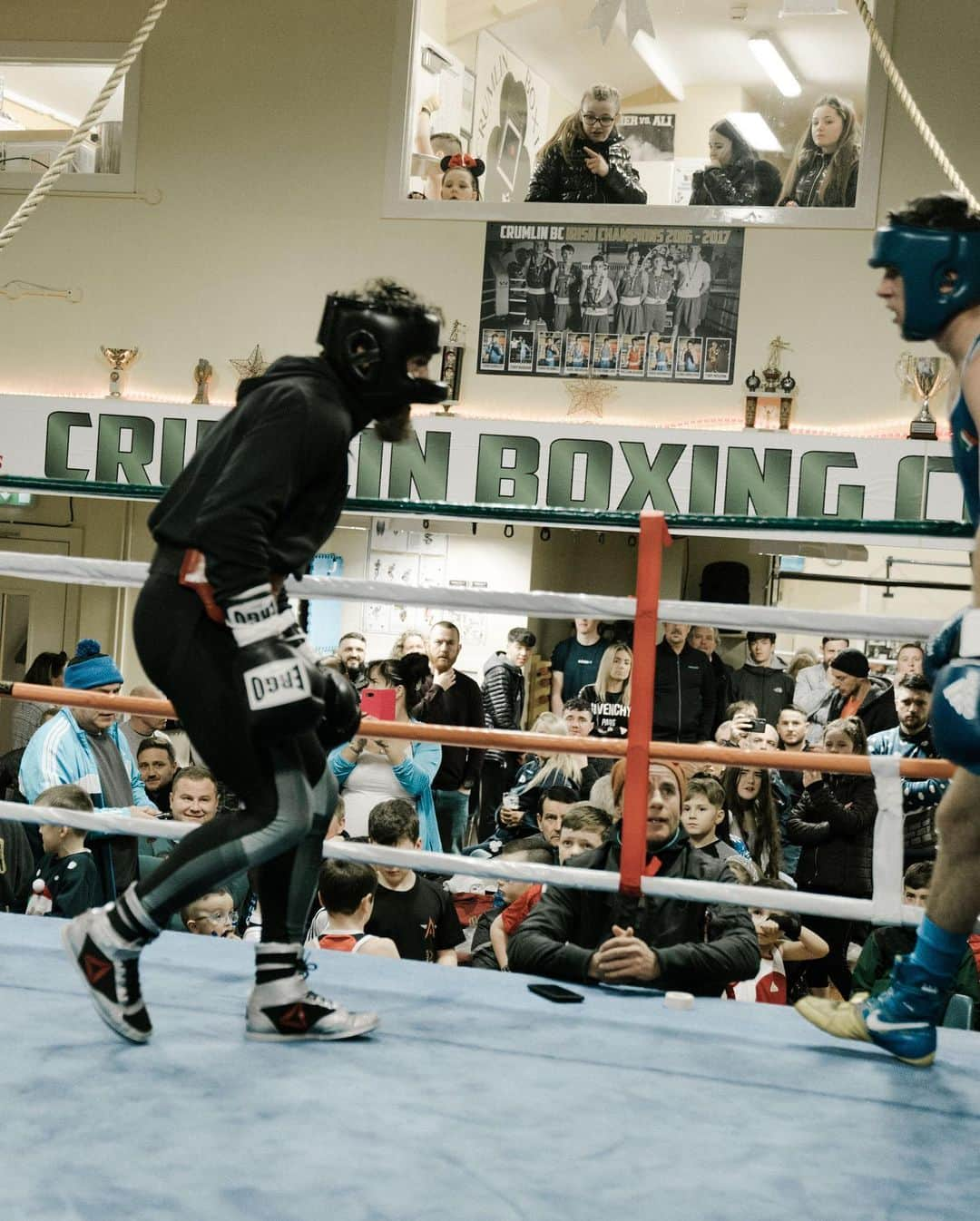 コナー・マクレガーさんのインスタグラム写真 - (コナー・マクレガーInstagram)「Great exhibition bout at the Crumlin B.C Christmas show against John Joe Nevin. Big lad is John Joe, thank you for the rounds!  Happy Christmas @crumlinboxingclubofficial 🎄」12月22日 6時21分 - thenotoriousmma