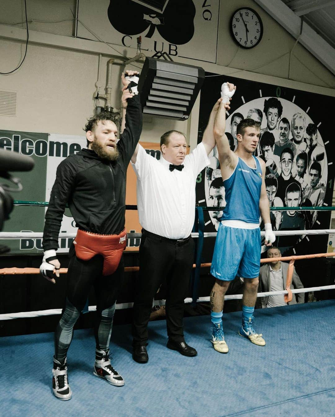 コナー・マクレガーさんのインスタグラム写真 - (コナー・マクレガーInstagram)「Great exhibition bout at the Crumlin B.C Christmas show against John Joe Nevin. Big lad is John Joe, thank you for the rounds!  Happy Christmas @crumlinboxingclubofficial 🎄」12月22日 6時21分 - thenotoriousmma