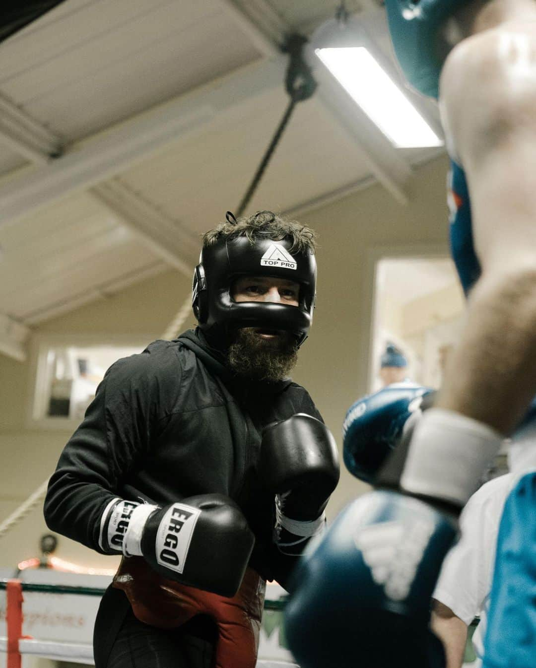 コナー・マクレガーさんのインスタグラム写真 - (コナー・マクレガーInstagram)「Great exhibition bout at the Crumlin B.C Christmas show against John Joe Nevin. Big lad is John Joe, thank you for the rounds!  Happy Christmas @crumlinboxingclubofficial 🎄」12月22日 6時21分 - thenotoriousmma