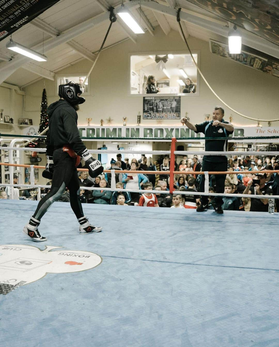 コナー・マクレガーさんのインスタグラム写真 - (コナー・マクレガーInstagram)「Great exhibition bout at the Crumlin B.C Christmas show against John Joe Nevin. Big lad is John Joe, thank you for the rounds!  Happy Christmas @crumlinboxingclubofficial 🎄」12月22日 6時21分 - thenotoriousmma