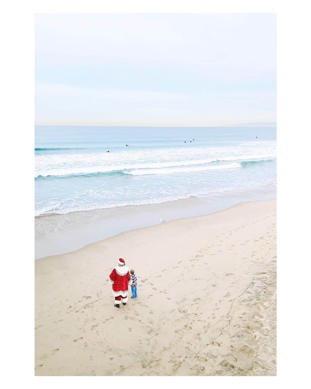 Pete Halvorsenのインスタグラム：「"Well Santa, I would love a solid NW Swell with offshore winds, a Nintendo Switch and world peace." - Timmy (probably) . #pierpressure」