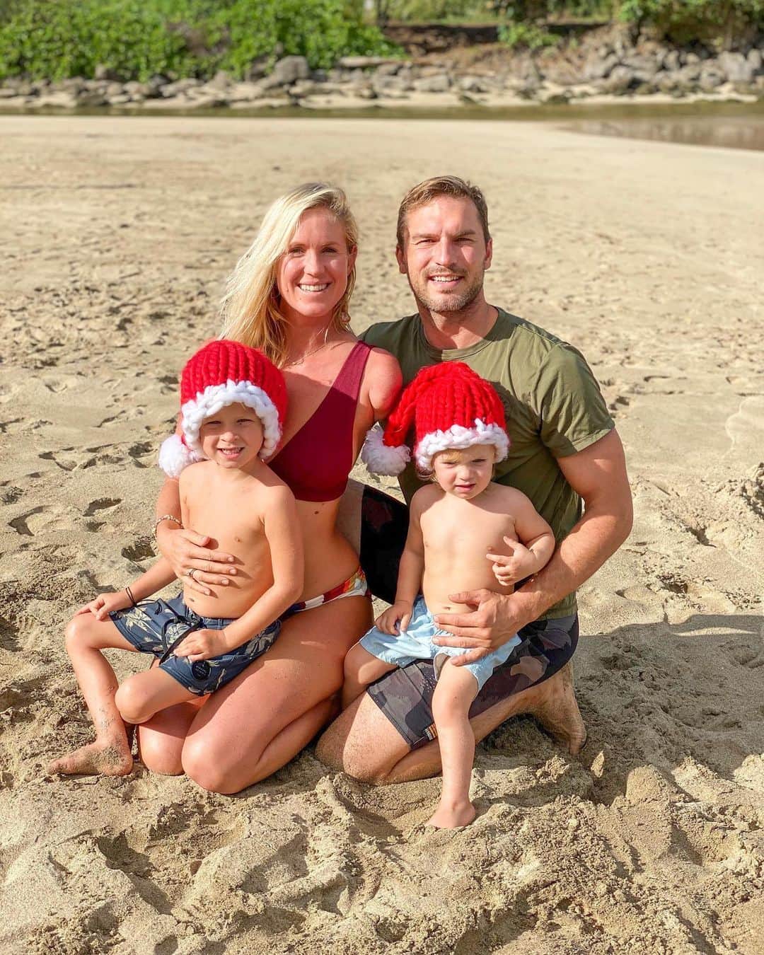 Bethany Hamiltonのインスタグラム：「Wishing you all a beautiful Christmas! ❤️❤️❤️ Lots of love from us!!!」