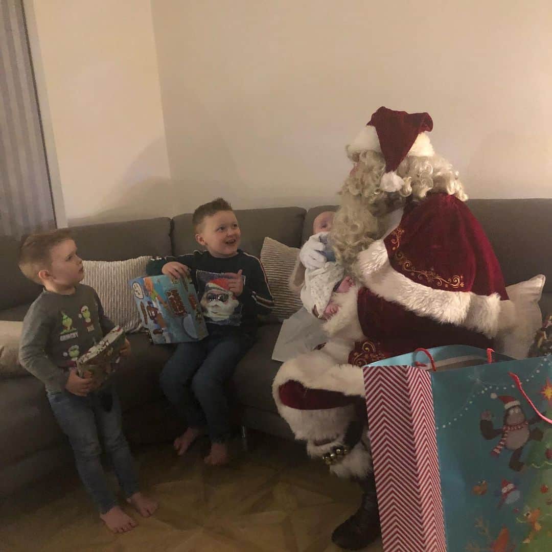 ジェナ・マッコーケルさんのインスタグラム写真 - (ジェナ・マッコーケルInstagram)「3 very lucky boys getting a visit from Santa tonight! ❤️🎅🏻❤️🎅🏻❤️」12月22日 6時30分 - jenna_mccorkell