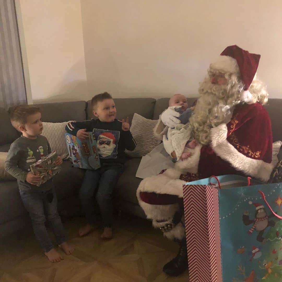 ジェナ・マッコーケルさんのインスタグラム写真 - (ジェナ・マッコーケルInstagram)「3 very lucky boys getting a visit from Santa tonight! ❤️🎅🏻❤️🎅🏻❤️」12月22日 6時30分 - jenna_mccorkell
